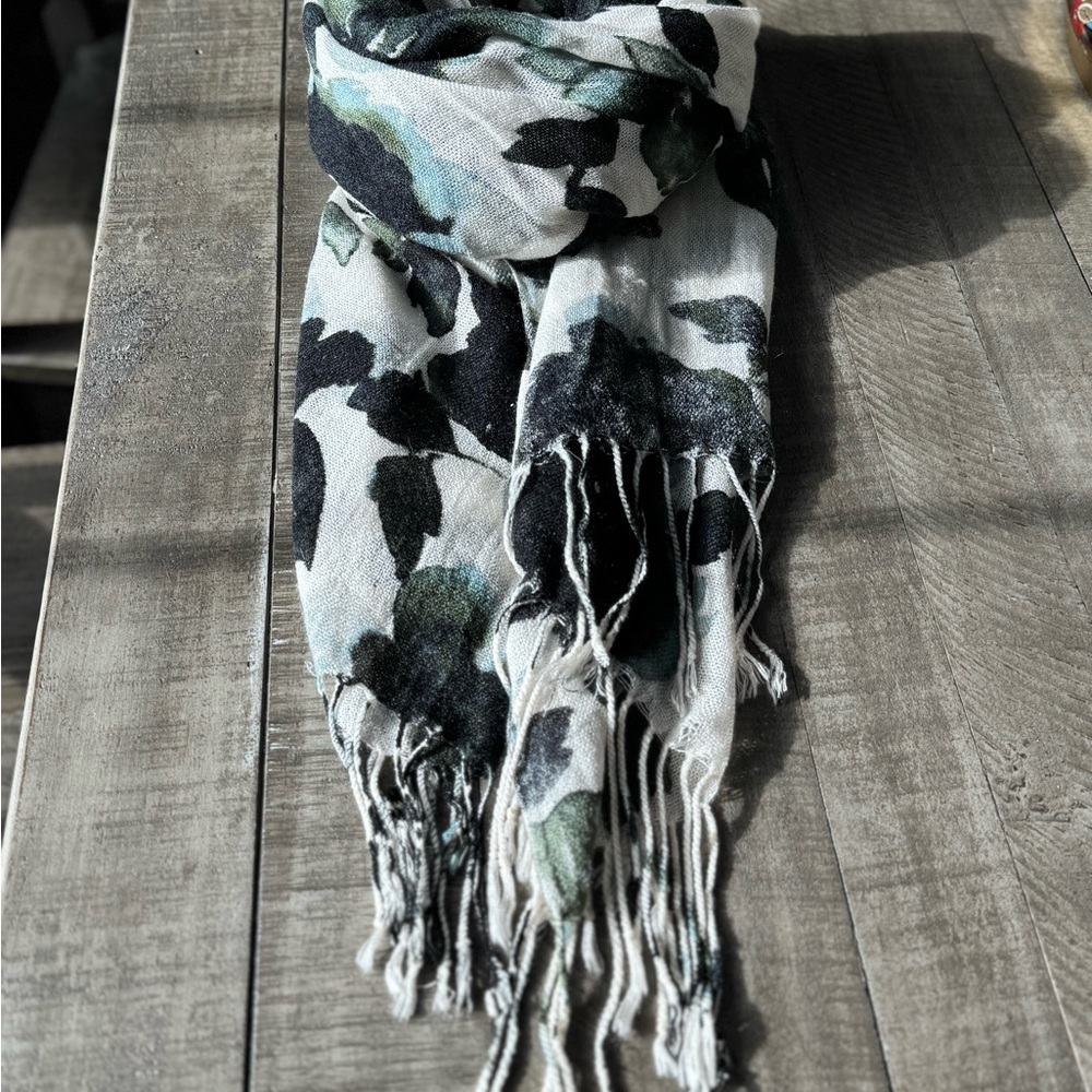 H&M Black and Cream Floral Scarf NWT - Picture 2 of 6
